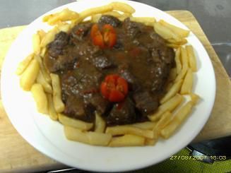Corzo guisado con patatas fritas