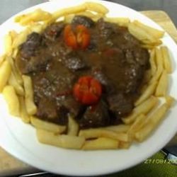 Corzo guisado con patatas fritas