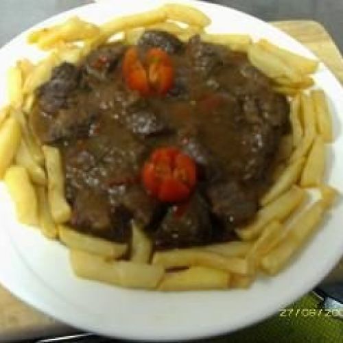 Corzo guisado con patatas fritas
